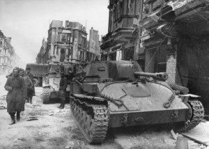 Советские САУ СУ-76М на одной из улиц Берлина